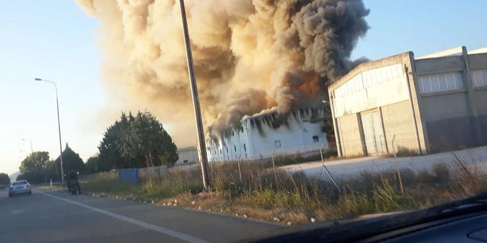 Μεγάλη φωτιά στις αποθήκες του Μισσιριάν στην Καβάλα (βίντεο)